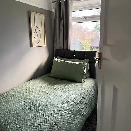 Apartment New Stylish Sleeps 7 Parking & Garden