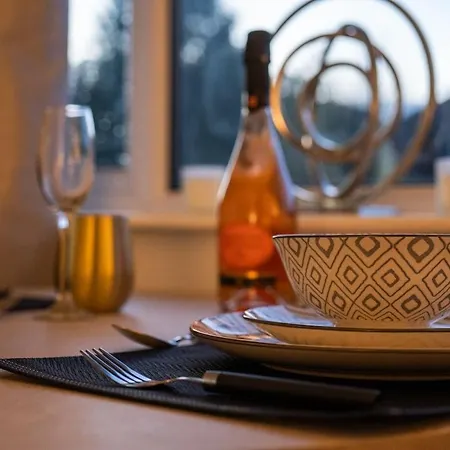 New Stylish Sleeps 7 Parking & Garden Apartment *