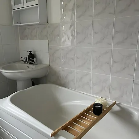 Apartment New Stylish Sleeps 7 Parking & Garden