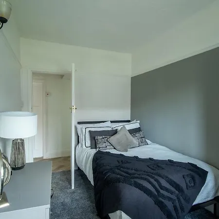 New Stylish Sleeps 7 Parking & Garden Apartamento York