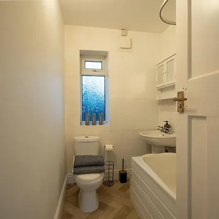 New Stylish Sleeps 7 Parking & Garden York