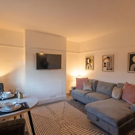 New Stylish Sleeps 7 Parking & Garden *