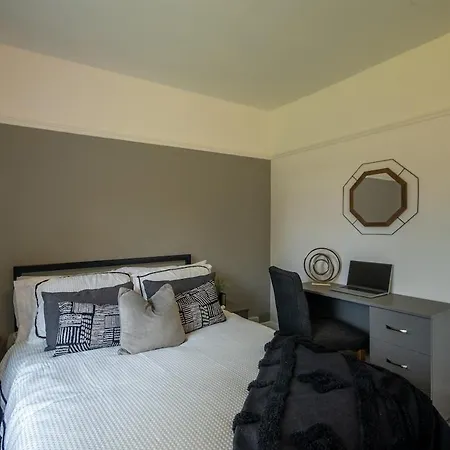 New Stylish Sleeps 7 Parking & Garden * York