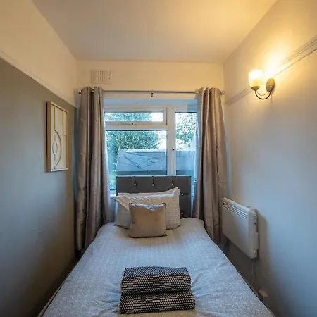New Stylish Sleeps 7 Parking & Garden Apartman *