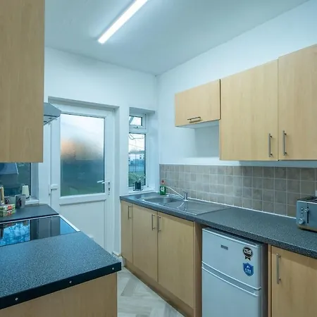 New Stylish Sleeps 7 Parking & Garden *