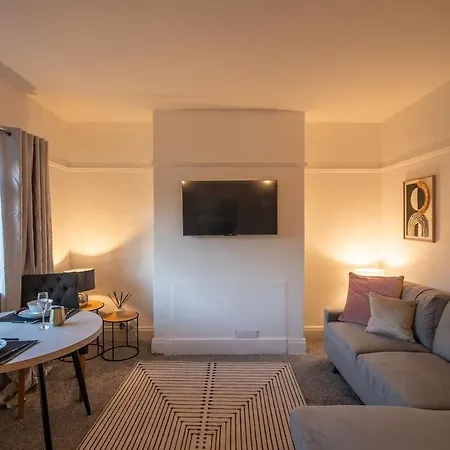 Apartman New Stylish Sleeps 7 Parking & Garden *